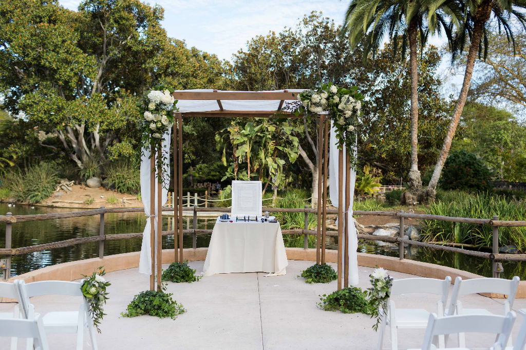 San Diego Safari Park Wedding, White wedding flowers, Green and White Floral arrangements